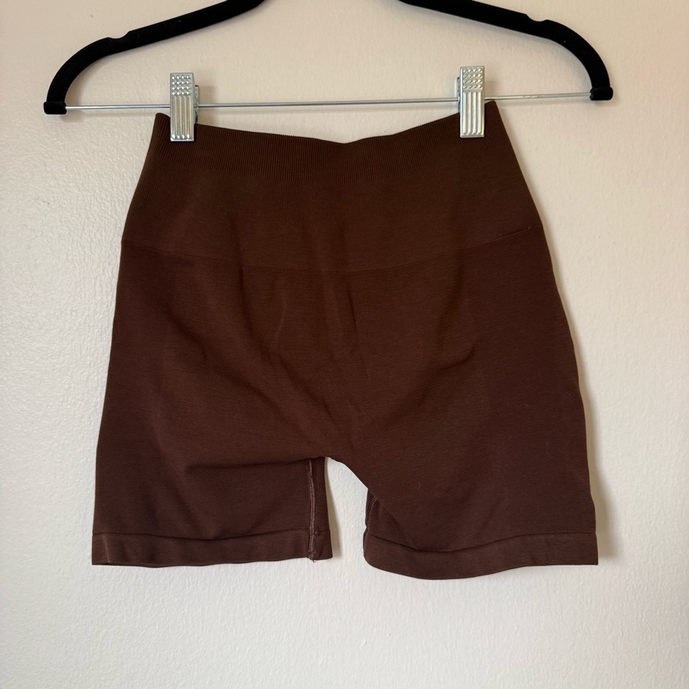 Alphalete Seamless High-Rise Bike Shorts - Dark Brown
